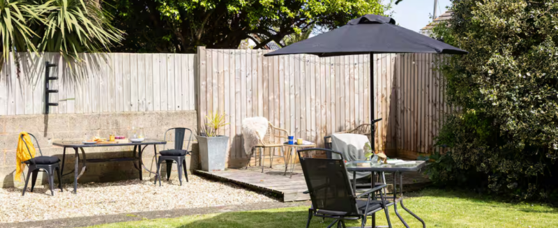 Garden with chairs and table holiday home happy Days Croyd
